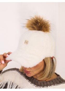 CZAPKA FUTRZANA Z NAPISEM MIN MIN I ODPINANYM POMPONEM-EKRI ze sklepu olika.com.pl w kategorii Czapki z daszkiem damskie - zdjęcie 186669360