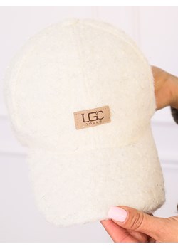 CZAPKA Z IMITACJI BARANKA Z DASZKIEM I LOGO-BIAŁA ze sklepu olika.com.pl w kategorii Czapki z daszkiem damskie - zdjęcie 186669374