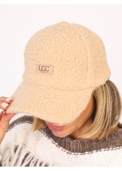CZAPKA Z IMITACJI BARANKA Z DASZKIEM I LOGO-BRĄZOWA ze sklepu olika.com.pl w kategorii Czapki z daszkiem damskie - zdjęcie 186669384
