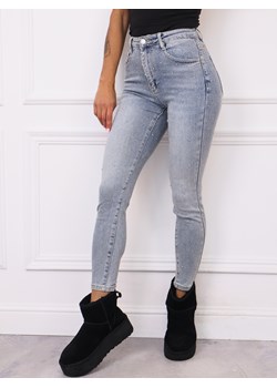SPODNIE JEANSOWE SKINNY W CYRKONIE- JASNOJEANSOWE ze sklepu olika.com.pl w kategorii Jeansy damskie - zdjęcie 186669430