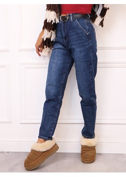 SPODNIE JEANSOWE MOM FIT Z NASZYWKĄ I WYSOKIM STANEM + PASEK- GRANATOWE ze sklepu olika.com.pl w kategorii Jeansy damskie - zdjęcie 186669431
