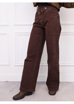 SPODNIE JEANSOWE Z ASYMETRYCZNYM ZAPIĘCIEM I SZEROKIMI NOGAWKAMI- BRĄZOWE ze sklepu olika.com.pl w kategorii Jeansy damskie - zdjęcie 186669484