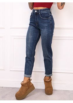 SPODNIE MOM FIT  Z OZDOBNYM PRZESZYCIEM NA KIESZENI-GRANATOWE ze sklepu olika.com.pl w kategorii Jeansy damskie - zdjęcie 186669501