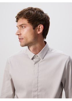 Reserved - Gładka koszula super slim fit - beżowy ze sklepu Reserved w kategorii Koszule męskie - zdjęcie 186673270