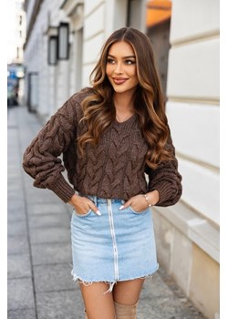 krótki sweter roco ze splotem i kapturem polski produkt j&k premium - czekolada ze sklepu STYLOWO w kategorii Swetry damskie - zdjęcie 186684312