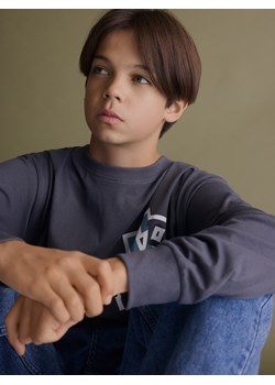 Reserved - Bawełniany longsleeve - ciemnoszary - id: 606FJ-90X - marki Reserved - 186696720 Reserved - Bawełniany longsleeve - ciemnoszary ze sklepu Reserved w kategorii Bluzy chłopięce - zdjęcie 186696720