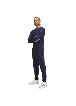 Męskie spodnie dresowe Under Armour UA Icon Fleece Jogger Taping - granatowe ze sklepu Sportstylestory.com w kategorii Spodnie męskie - zdjęcie 186697070