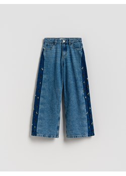 Reserved - Jeansy wide leg z haftem - niebieski - id: 814FF-50J - marki Reserved - 186701704 Reserved - Jeansy wide leg z haftem - niebieski ze sklepu Reserved w kategorii Spodnie dziewczęce - zdjęcie 186701704