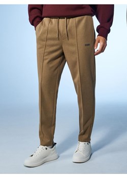 Sinsay - Spodnie tapered fit - beżowy ze sklepu Sinsay w kategorii Spodnie męskie - zdjęcie 186702911