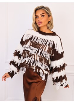 SWETER BIAŁY W PASKI KOLORU CZEKOLADOWEGO Z FRĘDZLAMI ze sklepu olika.com.pl w kategorii Swetry damskie - zdjęcie 186707601