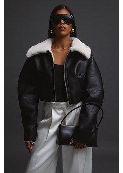 Estro: Krótki czarny kożuch z futrzanym kołnierzem - id: 15213058916700 - marki Estro - 186708233 Estro: Krótki czarny kożuch z futrzanym kołnierzem ze sklepu Estro w kategorii Kożuchy - zdjęcie 186708233