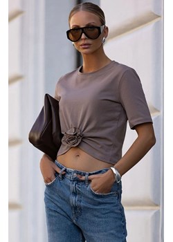 T-shirt damski z marszczeniem i różą latte Elvie B56, Kolor latte, Rozmiar M, Ivon ze sklepu Intymna w kategorii Bluzki damskie - zdjęcie 186709620