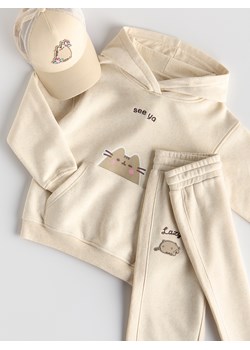 Reserved - Bluza Pusheen z aplikacją 3D - beżowy ze sklepu Reserved w kategorii Bluzy chłopięce - zdjęcie 186721482