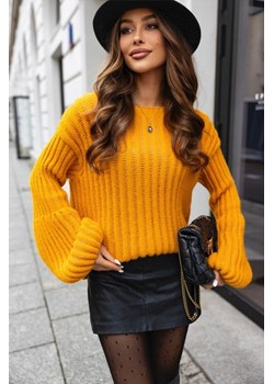 krótki sweter ksenia z szerokimi rękawami polski produkt j&k premium - musztarda ze sklepu STYLOWO w kategorii Swetry damskie - zdjęcie 186724651
