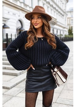 krótki sweter ksenia z szerokimi rękawami polski produkt j&k premium - czarny ze sklepu STYLOWO w kategorii Swetry damskie - zdjęcie 186724654