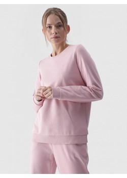 Damska bluza dresowa nierozpinana bez kaptura 4F 4FWMM00TSWSF1469 - rózowa ze sklepu Sportstylestory.com w kategorii Bluzy damskie - zdjęcie 186725561