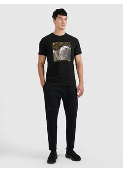 Męski t-shirt z nadrukiem 4F 4FWAW25TTSHM3122 - czarny ze sklepu Sportstylestory.com w kategorii T-shirty męskie - zdjęcie 186725821