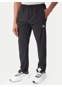 adidas Spodnie dresowe Training Essentials Holiday JM5441 Czarny Regular Fit ze sklepu MODIVO w kategorii Spodnie męskie - zdjęcie 186729453