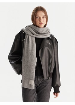 Calvin Klein Szalik Emblem LV04D8014G Szary ze sklepu MODIVO w kategorii Szaliki męskie - zdjęcie 186732432