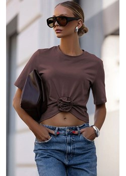 T-shirt damski z marszczeniem i różą mleczna czekolada Elvie B56, Kolor mleczna czekolada, Rozmiar L, Ivon ze sklepu Primodo w kategorii Bluzki damskie - zdjęcie 186736232