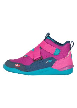 Trollkids Buty zimowe &quot;Nordfjord&quot; w kolorze różowym do chodzenia na boso ze sklepu Limango Polska w kategorii Buty trekkingowe dziecięce - zdjęcie 186740692