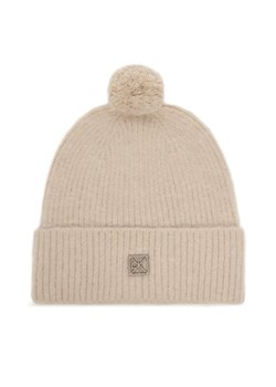 Calvin Klein Czapka Emblem Brushed LV04D8067G Beżowy ze sklepu MODIVO w kategorii Czapki zimowe damskie - zdjęcie 186740951