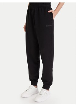 Calvin Klein Underwear Spodnie dresowe LV00QS7515 Czarny Regular Fit ze sklepu MODIVO w kategorii Spodnie damskie - zdjęcie 186746480