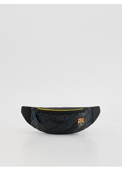 Reserved - Saszetka FC Barcelona - czarny - id: 864HF-99X - marki Reserved - 186747423 Reserved - Saszetka FC Barcelona - czarny ze sklepu Reserved w kategorii Torby i walizki dziecięce - zdjęcie 186747423