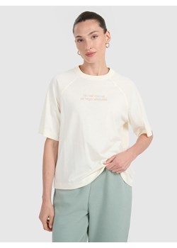 Damski t-shirt oversize z nadrukiem 4F 4FWAW25TTSHF2323 - biały ze sklepu Sportstylestory.com w kategorii Bluzki damskie - zdjęcie 186749203