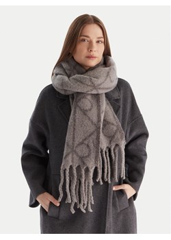 Szalik Calvin Klein Emblem Aop Brushed LV04D8072G Szary ze sklepu eobuwie.pl w kategorii Szaliki i chusty damskie - zdjęcie 186751223