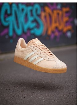 Sneakersy adidas Gazelle JS1384 Beżowy ze sklepu eobuwie.pl w kategorii Buty sportowe damskie - zdjęcie 186751252