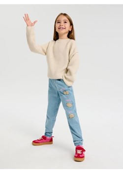 Sinsay - Jeansy jogger Pusheen The Cat - niebieski - id: 515DU-50J - marki Sinsay - 186762190 Sinsay - Jeansy jogger Pusheen The Cat - niebieski ze sklepu Sinsay w kategorii Spodnie dziewczęce - zdjęcie 186762190