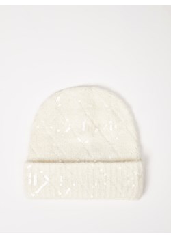 Mohito - Czapka beanie z cekinami - kremowy - id: 180HI-01X - marki Mohito - 186781241 Mohito - Czapka beanie z cekinami - kremowy ze sklepu Mohito w kategorii Czapki zimowe damskie - zdjęcie 186781241