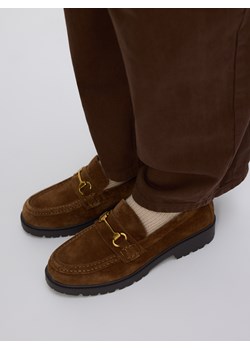 Reserved - Zamszowe loafersy z klamrą - beżowy ze sklepu Reserved w kategorii Mokasyny damskie - zdjęcie 186781773