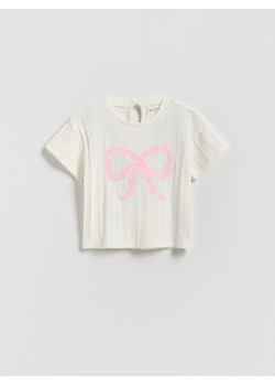 Reserved - Bawełniany t-shirt z aplikacją - złamana biel - id: 572FT-01X - marki Reserved - 186783373 Reserved - Bawełniany t-shirt z aplikacją - złamana biel ze sklepu Reserved w kategorii Bluzki dziewczęce - zdjęcie 186783373