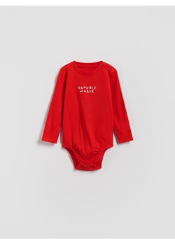 Reserved - Bawełniane body z haftem - czerwony - id: 984FG-33X - marki Reserved - 186788034 Reserved - Bawełniane body z haftem - czerwony ze sklepu Reserved w kategorii Body niemowlęce - zdjęcie 186788034
