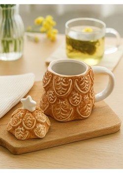 Sinsay - Świąteczny kubek ceramiczny w kształcie choinki z pokrywką - wielobarwny - id: 002GI-MLC - marki Sinsay - 186788384 Sinsay - Świąteczny kubek ceramiczny w kształcie choinki z pokrywką - wielobarwny ze sklepu Sinsay w kategorii Kubki - zdjęcie 186788384