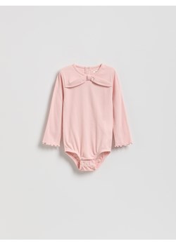 Reserved - Prążkowane body z aplikacją - pastelowy róż ze sklepu Reserved w kategorii Body niemowlęce - zdjęcie 186790634