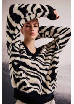 Wzorzysty sweter czarny - id: 32287 - marki Moodo.pl - 186793222 Wzorzysty sweter czarny ze sklepu Moodo.pl w kategorii Swetry damskie - zdjęcie 186793222