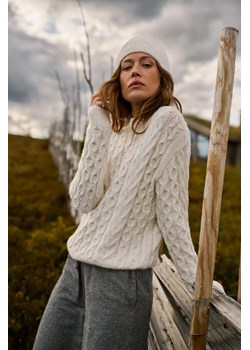 Sweter z ozdobnym splotem beżowy ze sklepu Moodo.pl w kategorii Swetry damskie - zdjęcie 186793230