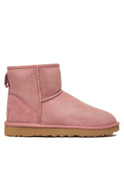 Śniegowce Ugg W Classic Mini II 1016222 Różowy ze sklepu eobuwie.pl w kategorii Śniegowce damskie - zdjęcie 186793283