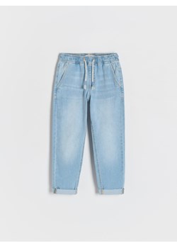 Reserved - Elastyczne jeansy carrot - niebieski ze sklepu Reserved w kategorii Spodnie chłopięce - zdjęcie 186797720