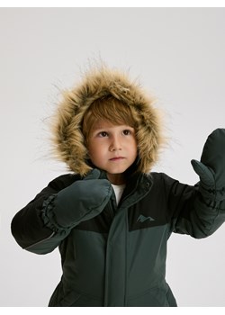 Reserved - Ocieplany kombinezon z rękawiczkami - zielony - id: 561CW-96X - marki Reserved - 186797803 Reserved - Ocieplany kombinezon z rękawiczkami - zielony ze sklepu Reserved w kategorii Kombinezony chłopięce - zdjęcie 186797803