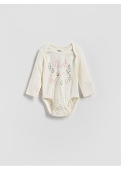 Reserved - Bawełniane body Kubuś Puchatek - złamana biel - id: 813HD-01X - marki Reserved - 186797962 Reserved - Bawełniane body Kubuś Puchatek - złamana biel ze sklepu Reserved w kategorii Body niemowlęce - zdjęcie 186797962