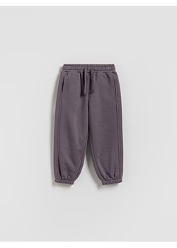 Reserved - Ocieplane spodnie jogger - fioletowy - id: 154FI-94X - marki Reserved - 186800822 Reserved - Ocieplane spodnie jogger - fioletowy ze sklepu Reserved w kategorii Spodnie chłopięce - zdjęcie 186800822
