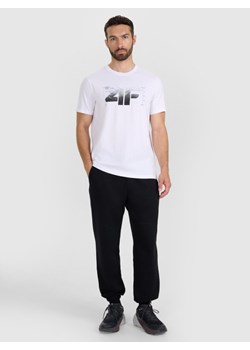 Męskie spodnie dresowe joggery 4F 4FWAW25TTROM1211 - czarne ze sklepu Sportstylestory.com w kategorii Spodnie męskie - zdjęcie 186805450