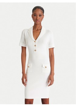 Guess Sukienka dzianinowa W5YK29 Z0130 Biały Slim Fit ze sklepu MODIVO w kategorii Sukienki - zdjęcie 186811063