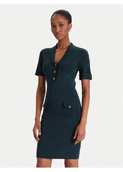 Guess Sukienka dzianinowa W5YK29 Z0130 Zielony Slim Fit ze sklepu MODIVO w kategorii Sukienki - zdjęcie 186811104
