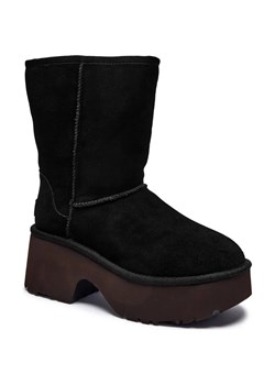 UGG Skórzane śniegowce CLASSIC SHORT NEW HEIGHTS | z dodatkiem wełny - id: UG245W000032990 - marki UGG - 186826164 UGG Skórzane śniegowce CLASSIC SHORT NEW HEIGHTS | z dodatkiem wełny ze sklepu Gomez Fashion Store w kategorii Śniegowce damskie - zdjęcie 186826164