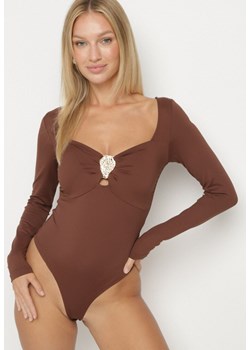 Brązowe Body Ozdobione Metaliczną Aplikacją Furriva ze sklepu born2be.pl w kategorii Body damskie - zdjęcie 187042194